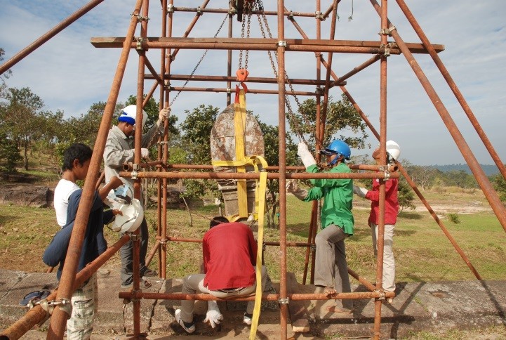 A project to restore the lotus shaped pillars along the causeway between Gopura IV-V